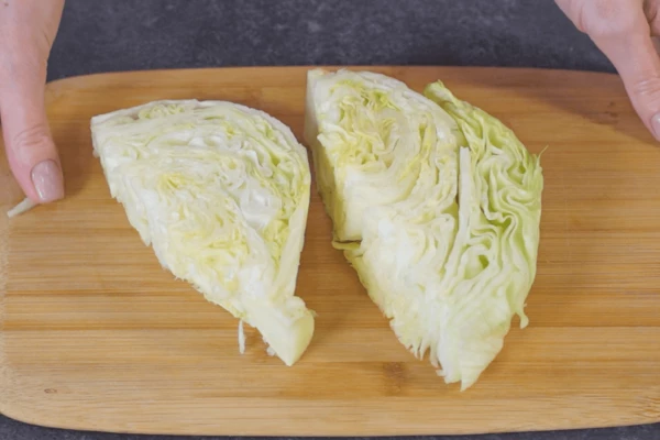 Айсберг вымыть, обсушить, нарезать на сегменты с кочерыжкой. 