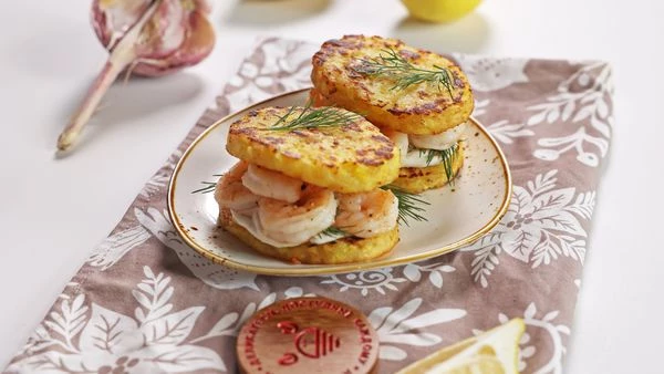 Накрыть оставшимися хашбраунами. Оформить укропом. Сразу подавать на стол. Приятного аппетита! 

