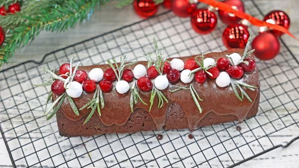 Оформить клюквой и розмарином. Посыпать сахарной пудрой. Приятного аппетита!
