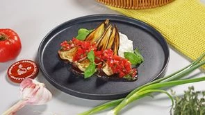 Баклажаны с бурратой и томатной сальсой