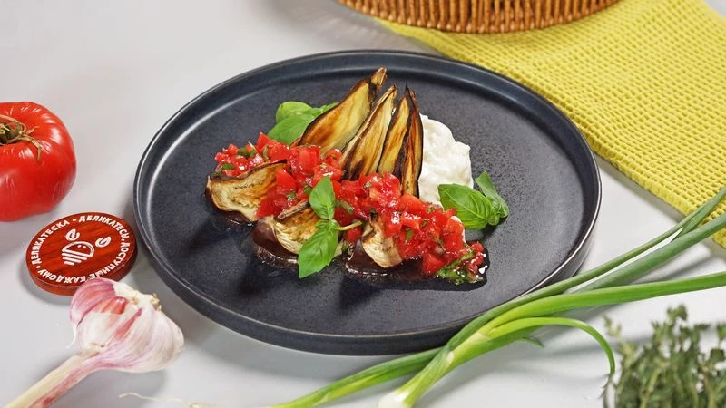 Баклажаны с бурратой и томатной сальсой