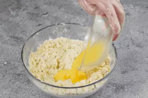  Размягченное сливочное масло перемешать с мукой, затем добавить взбитое яйцо, замесить пластичное тесто.