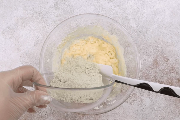 Добавить соль и два вида муки, замесить пластичное тесто. 