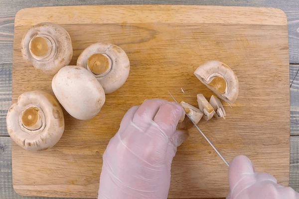 Шампиньоны — произвольными ломтиками.