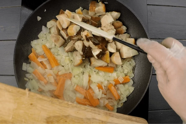 Добавить грибы. Обжарить еще 3-5 минут. Посолить, поперчить.