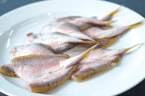 Барабульку разморозить на нижней полке холодильника. Очистить, удалить голову, разрезать вдоль спины и раскрыть, как книжку.