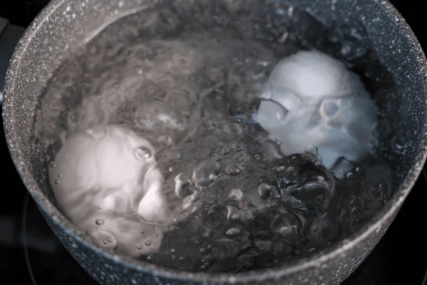 Яйца сварить, охладить, почистить.