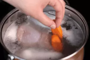 Голень индейки залить холодной водой, сварить бульон, добавив пару кусочков моркови и половину луковицы. Периодически снимать пену с поверхности бульона, чтобы он получился прозрачным. 
