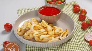 Кольца кальмара с ягодным соусом