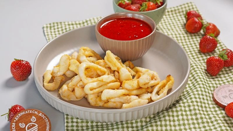 Кольца кальмара с ягодным соусом