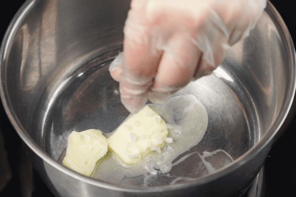 В сотейнике растопить сливочное масло, добавить лук и соль, обжарить 2-3 минуты, затем убавить огонь и томить лук, помешивая, до почти прозрачного состояния.