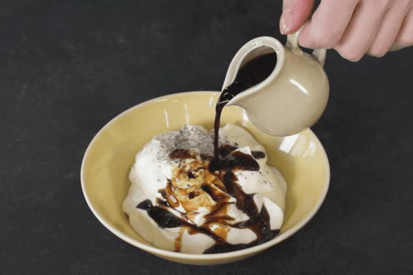 Смешать сметану с соевым соусом, молотым перцем и солью.