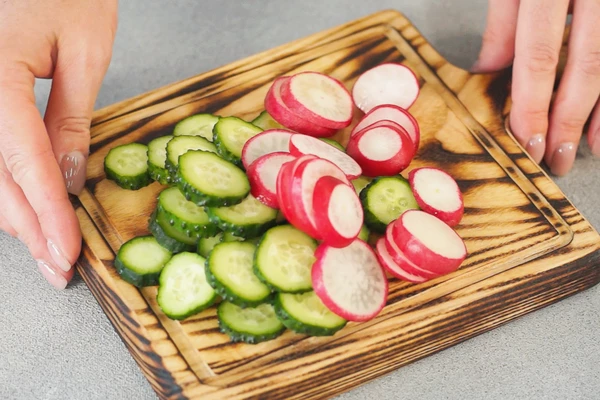 Редис  и огурцы вымыть, нарезать кружочками.