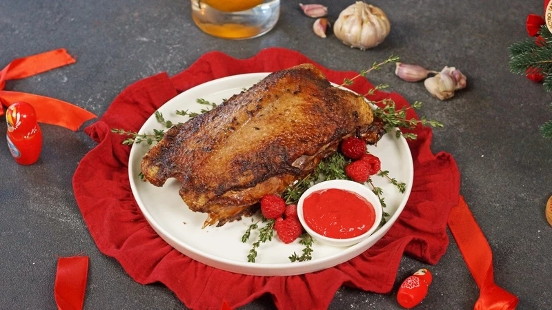 Гусь с малиновым соусом