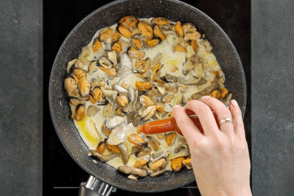 Добавить соус табаско.