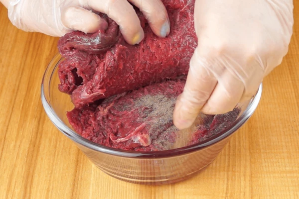 Замариновать в смеси растительного масла, соли, перца и можжевеловых ягод. 