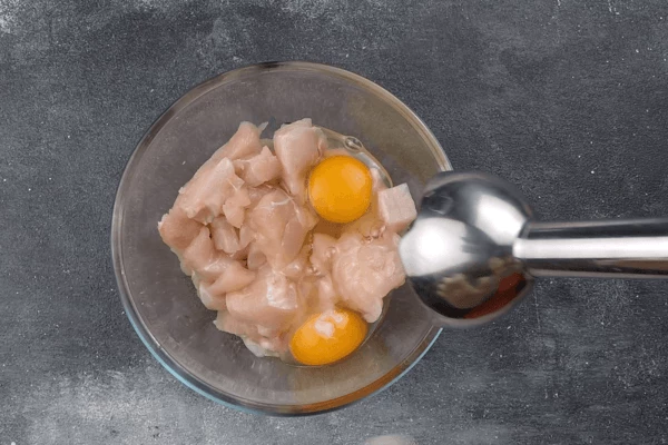 Куриное филе нарезать кубиками, пробить блендером до однородной консистенции с яйцами (если будут попадаться кусочки мяса, ничего страшного).