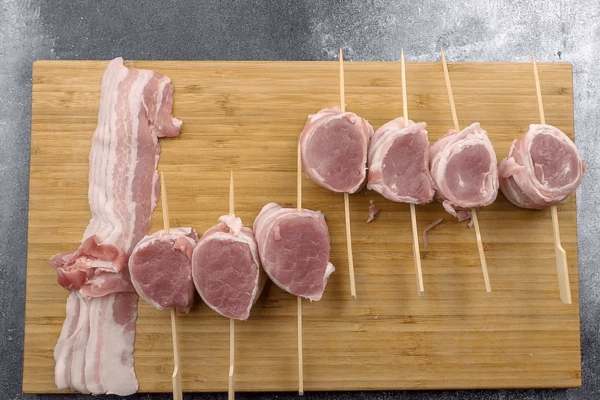 Закрепить шпажками, разрезать на ровные медальоны. 