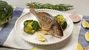 Дорадо с обожженной брокколи