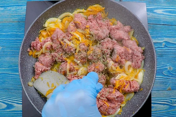  Приготовить мясную начинку: на хорошо разогретой с растительным маслом сковороде обжарить овощи, затем добавить фарш и специи, жарить 1 минуту, влить белое вино и дать ему выпариться. 