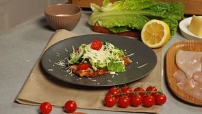 Шницель из кальмара с салатом Цезарь