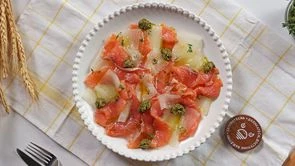 Карпаччо со слабосоленой форелью и дыней