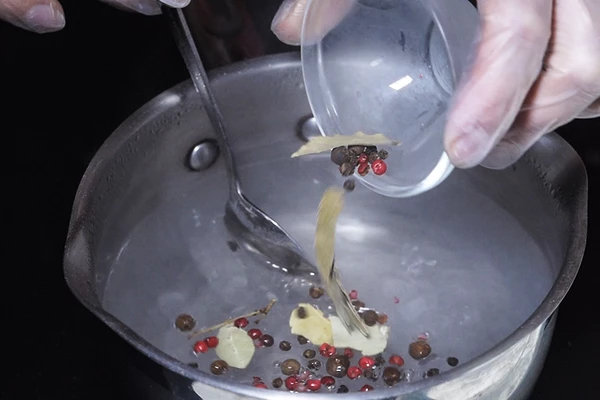 Довести до кипения, чтобы соль растворилась. Снять с огня, дать остыть до комнатной температуры.