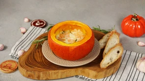 Тыква с камамбером и креветками