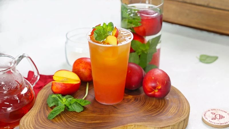 Холодный чай с нектаринами