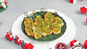 Елочки из слоеного теста с беконом и сыром