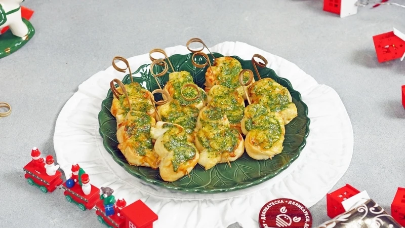 Елочки из слоеного теста с беконом и сыром