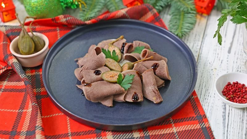 Вителло тоннато с говяжьим языком