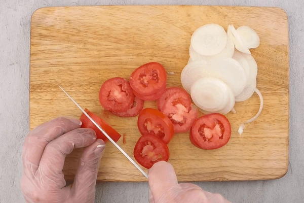  Помидоры нарезать кружочками толщиной 0,5см