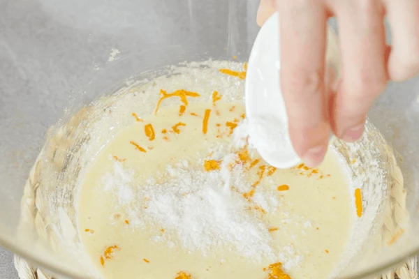 Натереть цедру лимона. Смешать все ингредиенты, кроме цукатов.