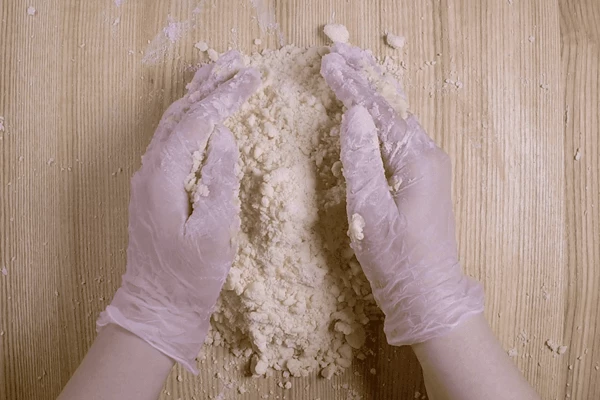 Перемешать в крошку.