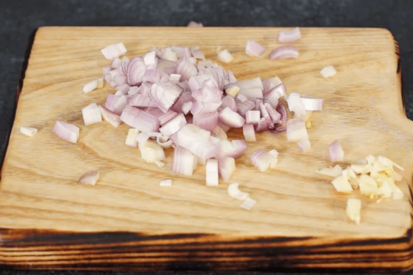 Лук и чеснок очистить, мелко нарезать. 