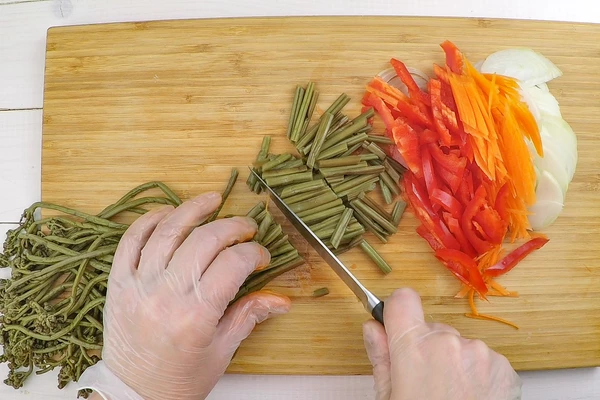  Лук, морковь и перец нарезать соломкой, папоротник нарезать на части 3-4 см.