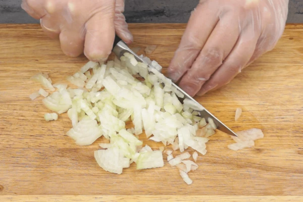 Лук репчатый нарезать мелкой крошкой.