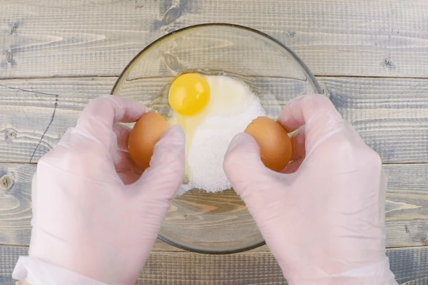 Приготовить тесто: в чашке смешать яйцо и сахар.