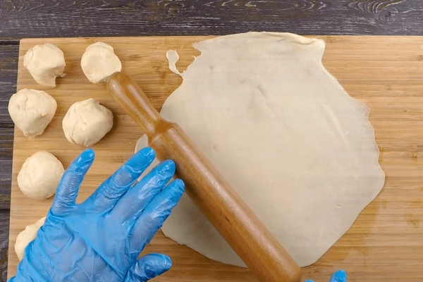 Тесто раскатать очень тонко, чтобы просвечивало, но не порвалось.