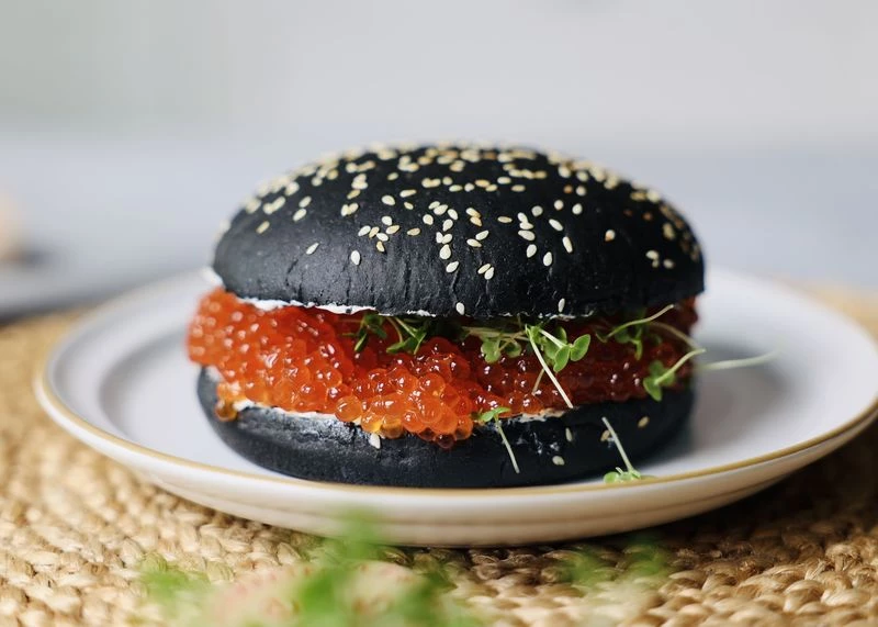 Бургер с красной икрой