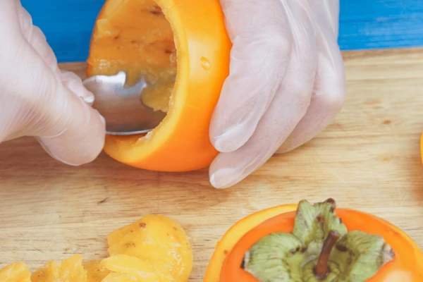 Ложкой вынуть мякоть в виде "стаканчика".