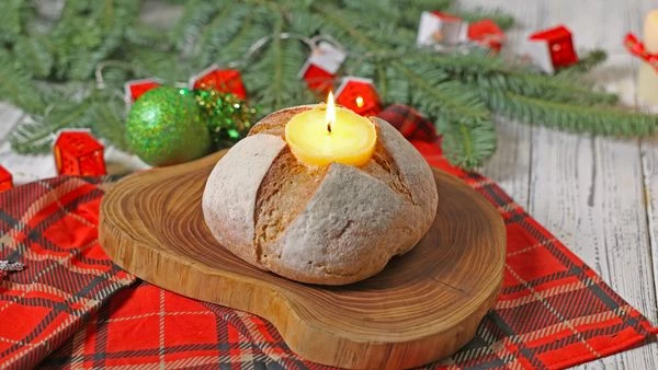 В хлебе сделать углубление и поставить готовую свечу из масла. Поджечь фитиль и наслаждаться топленым маслом. Приятного аппетита! 