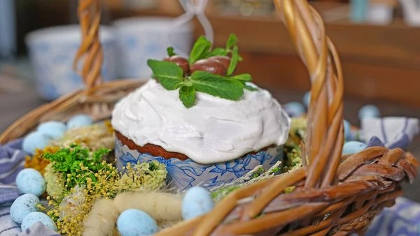 Сразу оформлять куличи. Глазурь быстро застывает.
Приятного аппетита!
