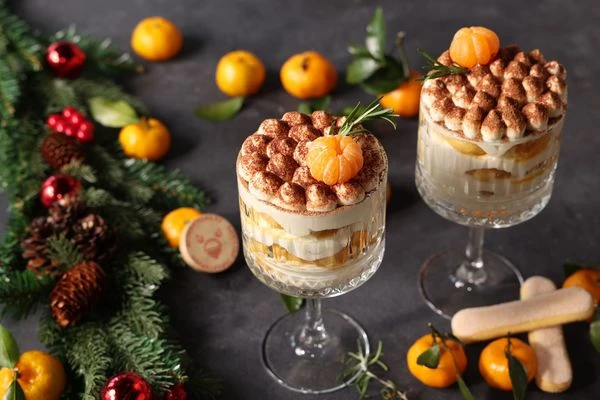 Украсить тирамису мандаринами и веточкой тимьяна. Приятного аппетита!

