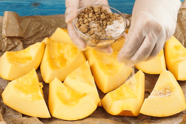 Посыпать смесью сахаров.