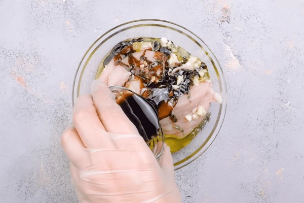 Мариновать в смеси оливкового масла, чеснока, тимьяна и соевого соуса. Оставить на 20-30 минут.