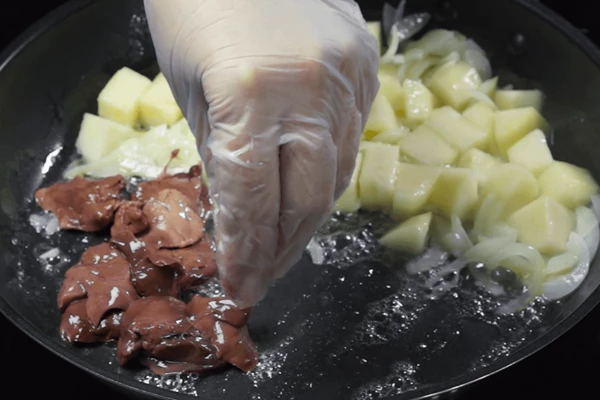 Сдвинуть на одну сторону и выложить печень. Посолить, поперчить по вкусу.