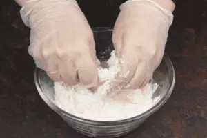 Масло нарезать в миску, добавить муку, перетереть в крошку, добавить сахар, соль и разрыхлитель. 