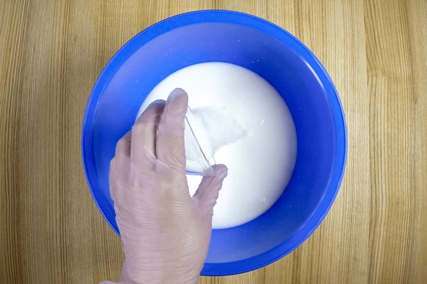 В глубокой чашке смешать теплое молоко, воду, добавить сахар, размешать до растворения сахара. 